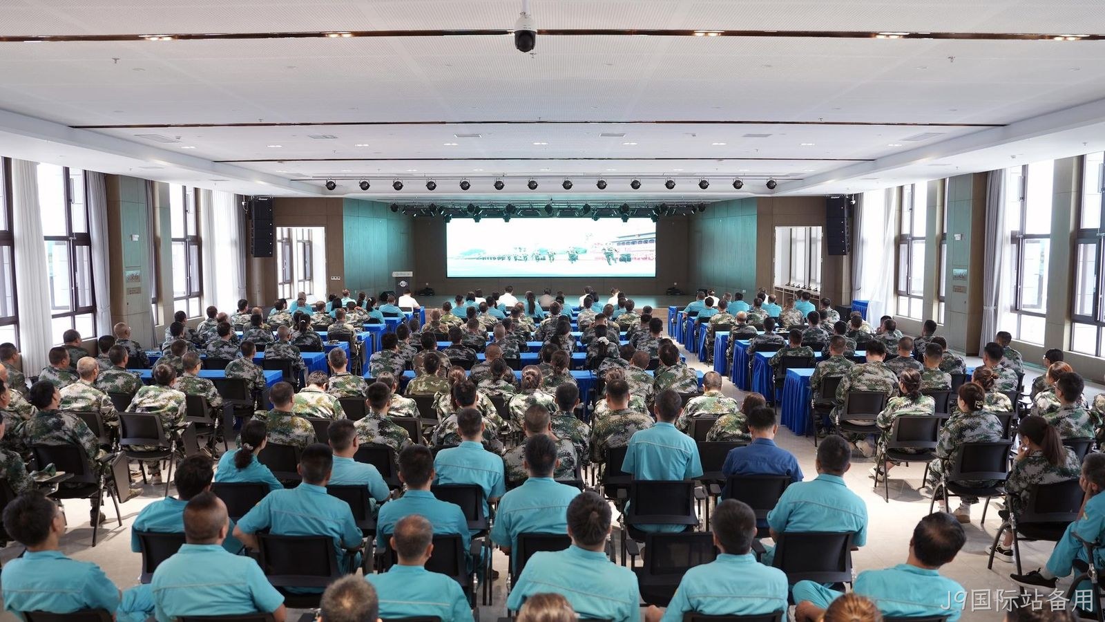 J9国际站备用组织全体员工观看抗战胜利80周年阅兵仪式